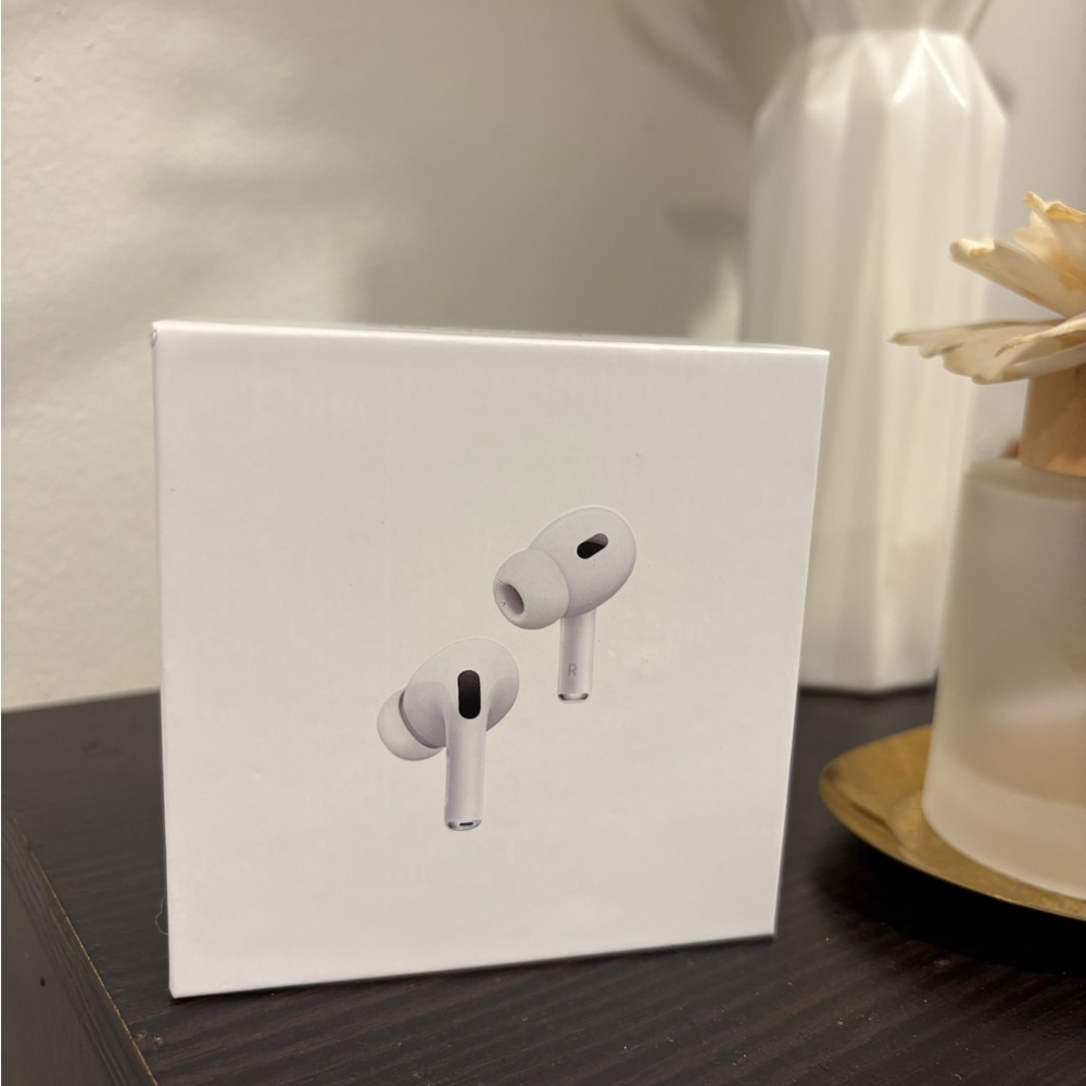 Apple White Wireless Earbud Headphones with Silicone Tips